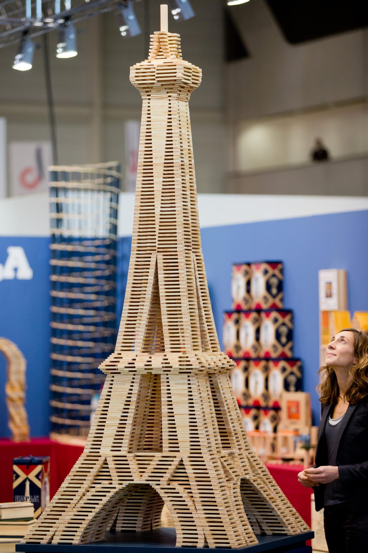 Spielwarenmesse 2016: Holznachbau des Eiffelturms von Kapla