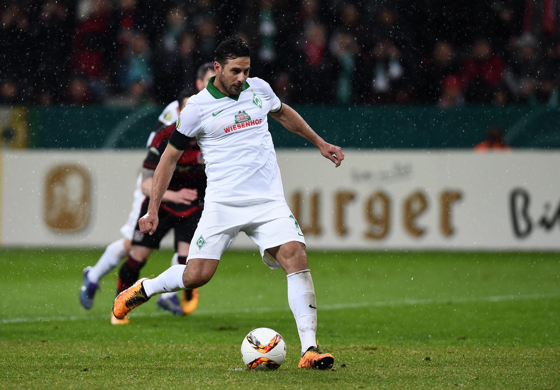 Den fälligen Elfmeter verwandelt Werders Routinier Claudio Pizarro souervän zum 2:1 für die Hanseaten.