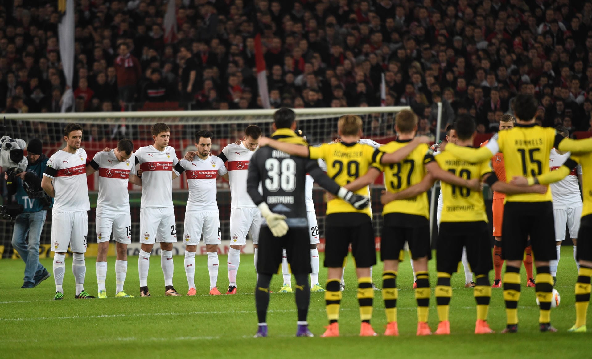 Auch beim zweiten Viertelfinale am Dienstag zwischen dem VfB Stuttgart und Borussia Dortmund gedachten Spieler und Zuschauer vor dem Anpfiff den Opfern des Zugunglücks.
