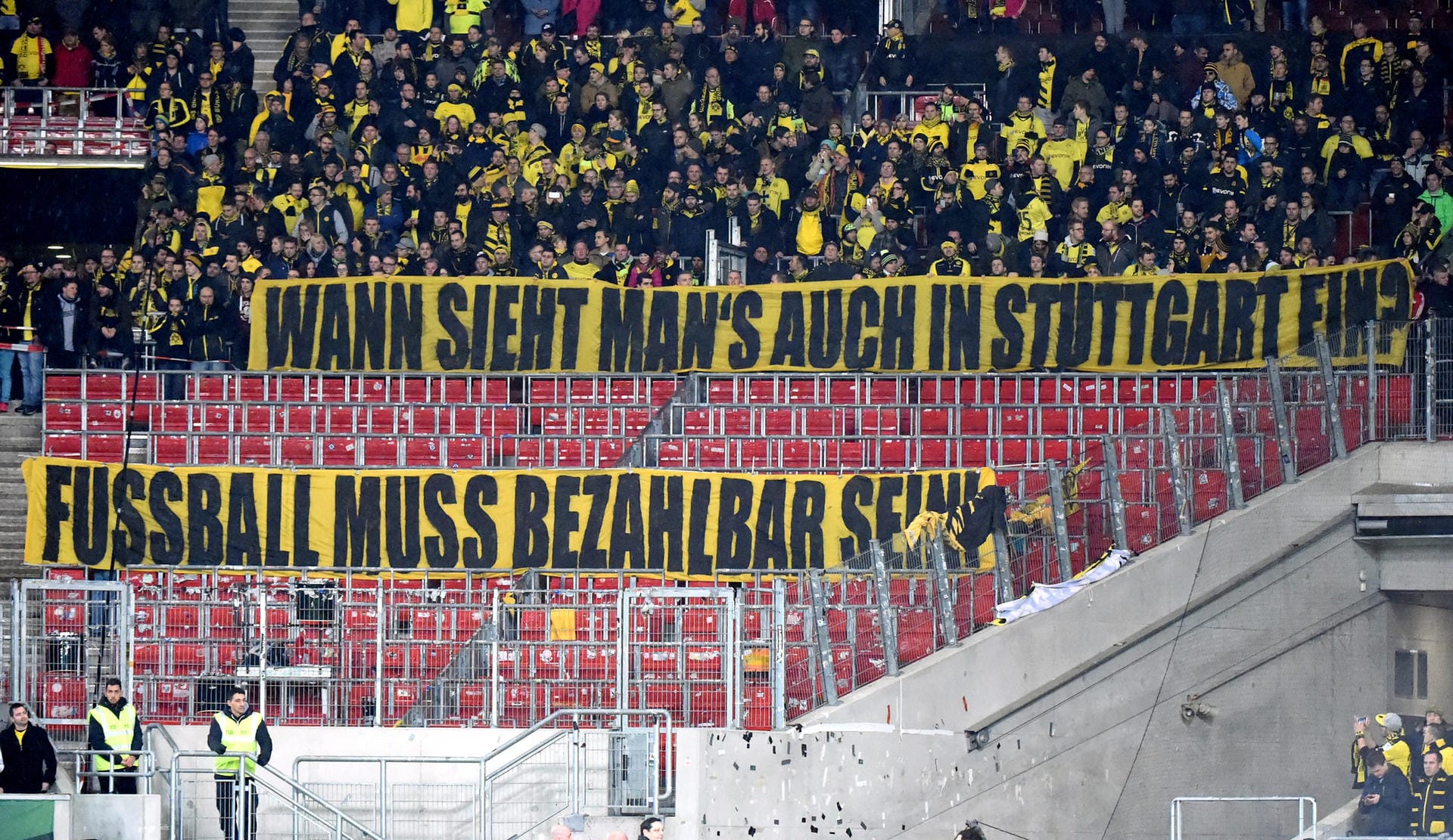 Die BVB-Fans protestieren gegen die überhöhten Ticketpreise der Gastgeber.