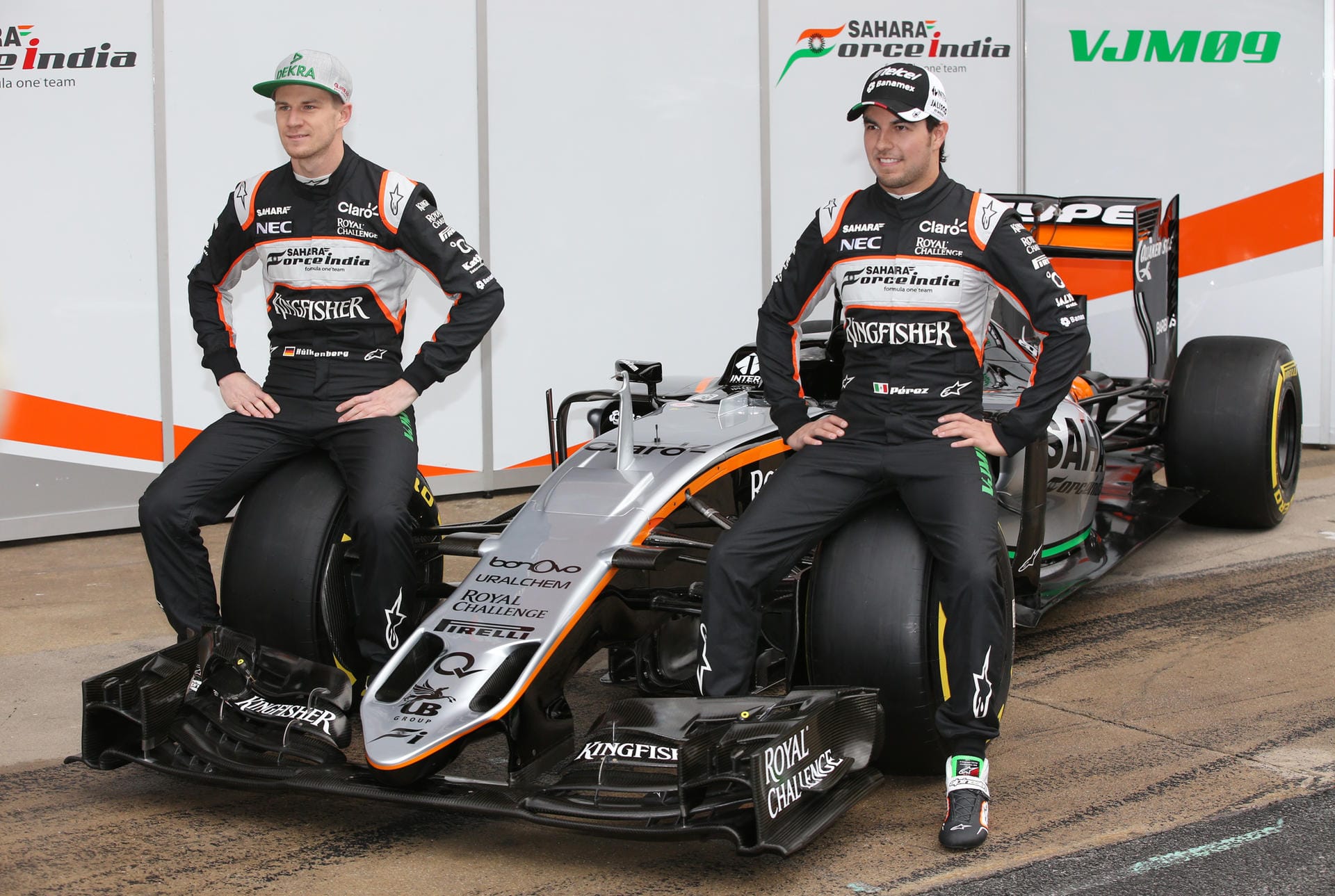 Kurz vor den ersten Testfahrten in Barcelona präsentierten Nico Hülkenberg (links) und Sergio Perez den neuen Force India mit dem offiziellen Namen VJM09.