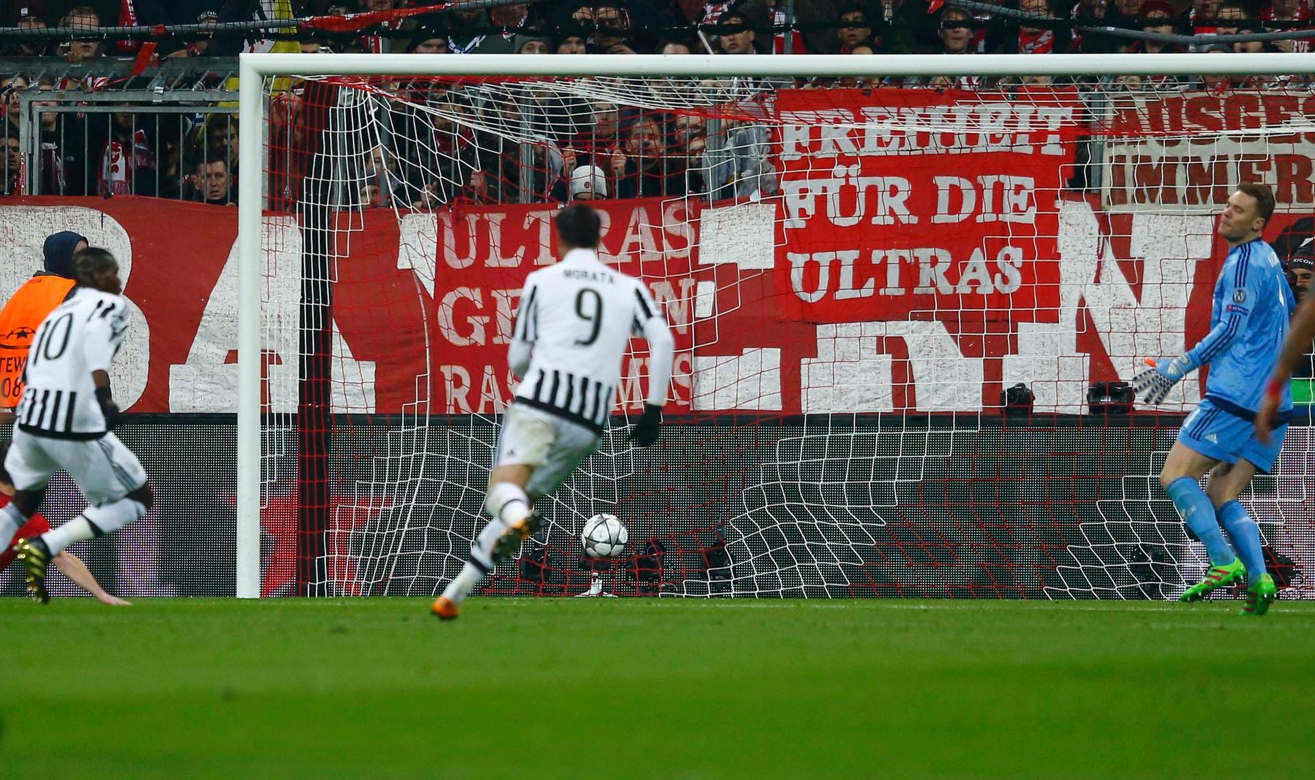 Das Spiel zwischen dem FC Bayern und Juventus Turin ist erst fünf Minuten alt - da zappelt der Ball schon im Netz. Und zwar beim deutschen Rekordmeister! Paul Pogba (li.) trifft, Manuel Neuer (re.) kann nur den Kopf schütteln.