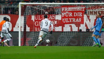 Das Spiel zwischen dem FC Bayern und Juventus Turin ist erst fünf Minuten alt - da zappelt der Ball schon im Netz. Und zwar beim deutschen Rekordmeister! Paul Pogba (li.) trifft, Manuel Neuer (re.) kann nur den Kopf schütteln.