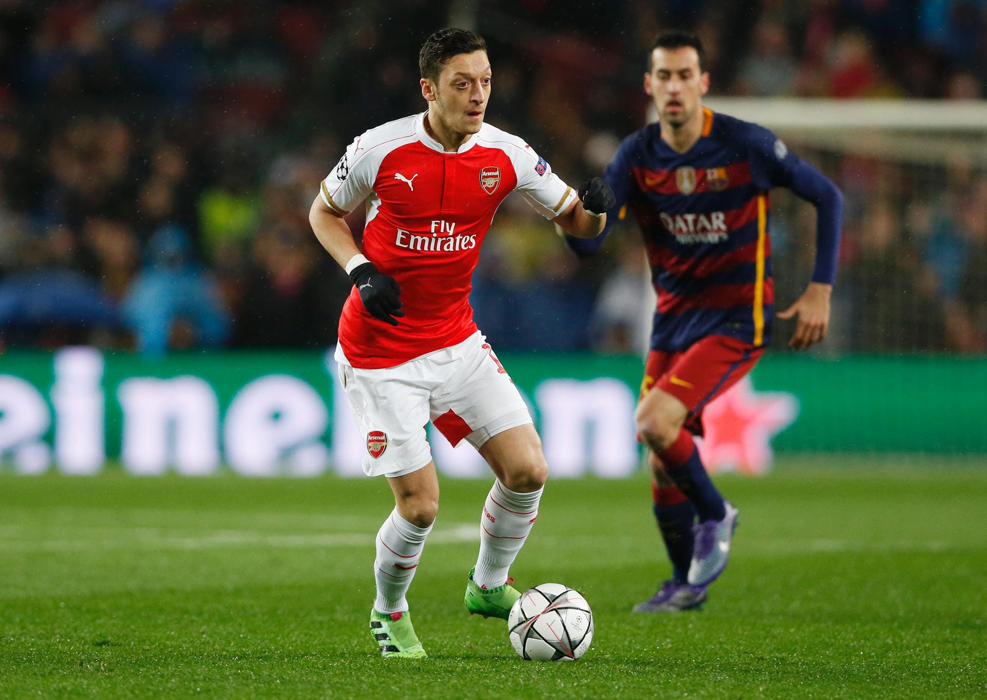 Beim Gastspiel des FC Arsenal beim FC Barcelona zieht bei den Londonern natürlich Mesut Özil im Mittelfeld die Fäden.
