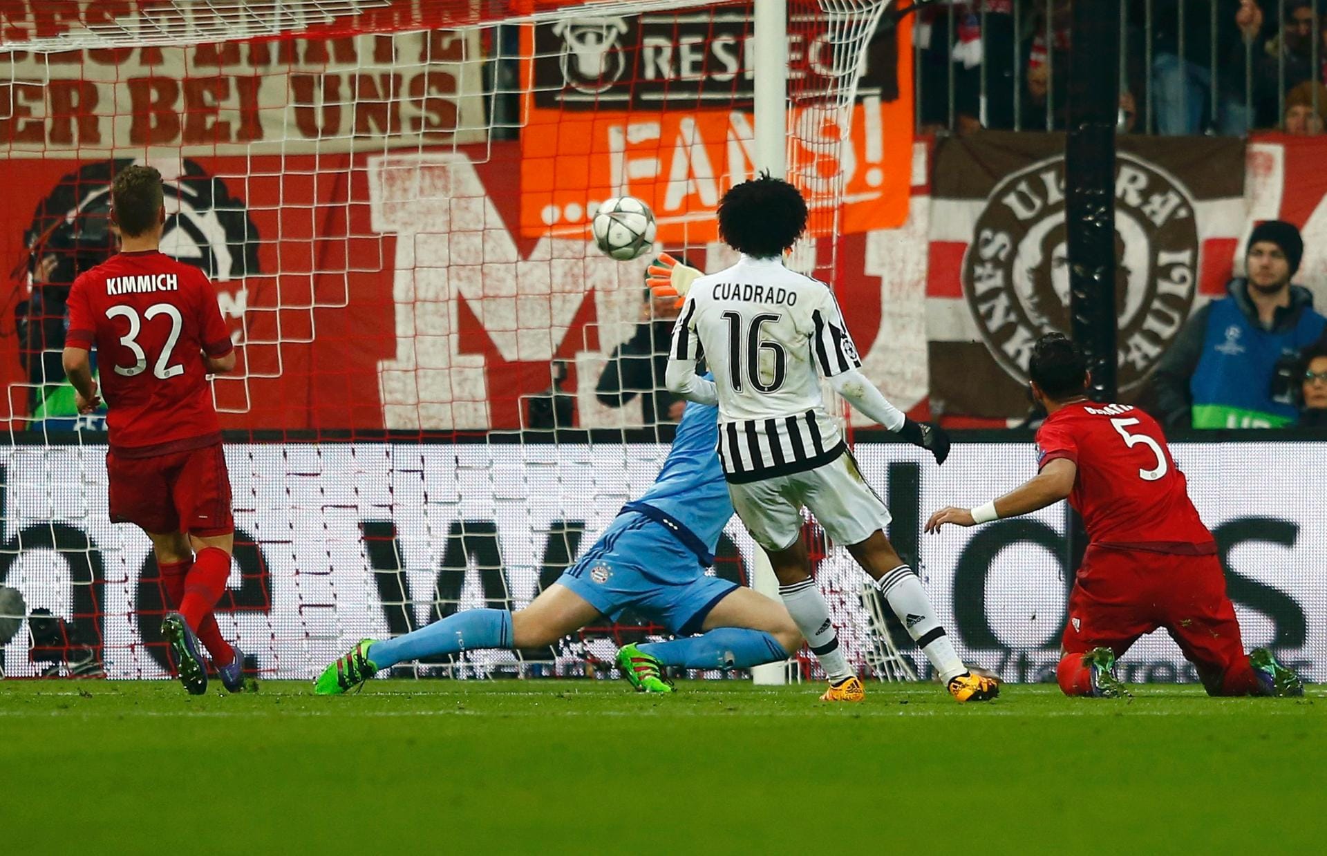 Die Folge: In der 28. Minute legt Juve sogar noch nach und schockt den FC Bayern mit dem 2:0! Nach tollem Solo legt Morata auf Cuadrado quer, und der versenkt die Kugel.