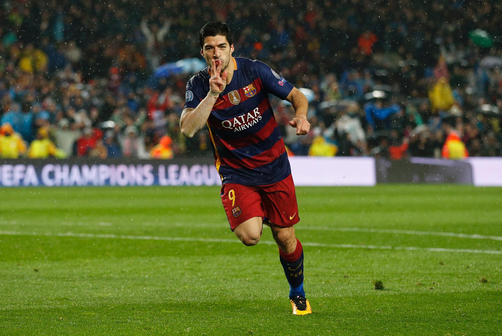 Luis Suarez bejubelt sein Tor zum 2:1 für den FC Barcelona. Am Ende setzen sich die Katalanen mitt 3:1 durch.