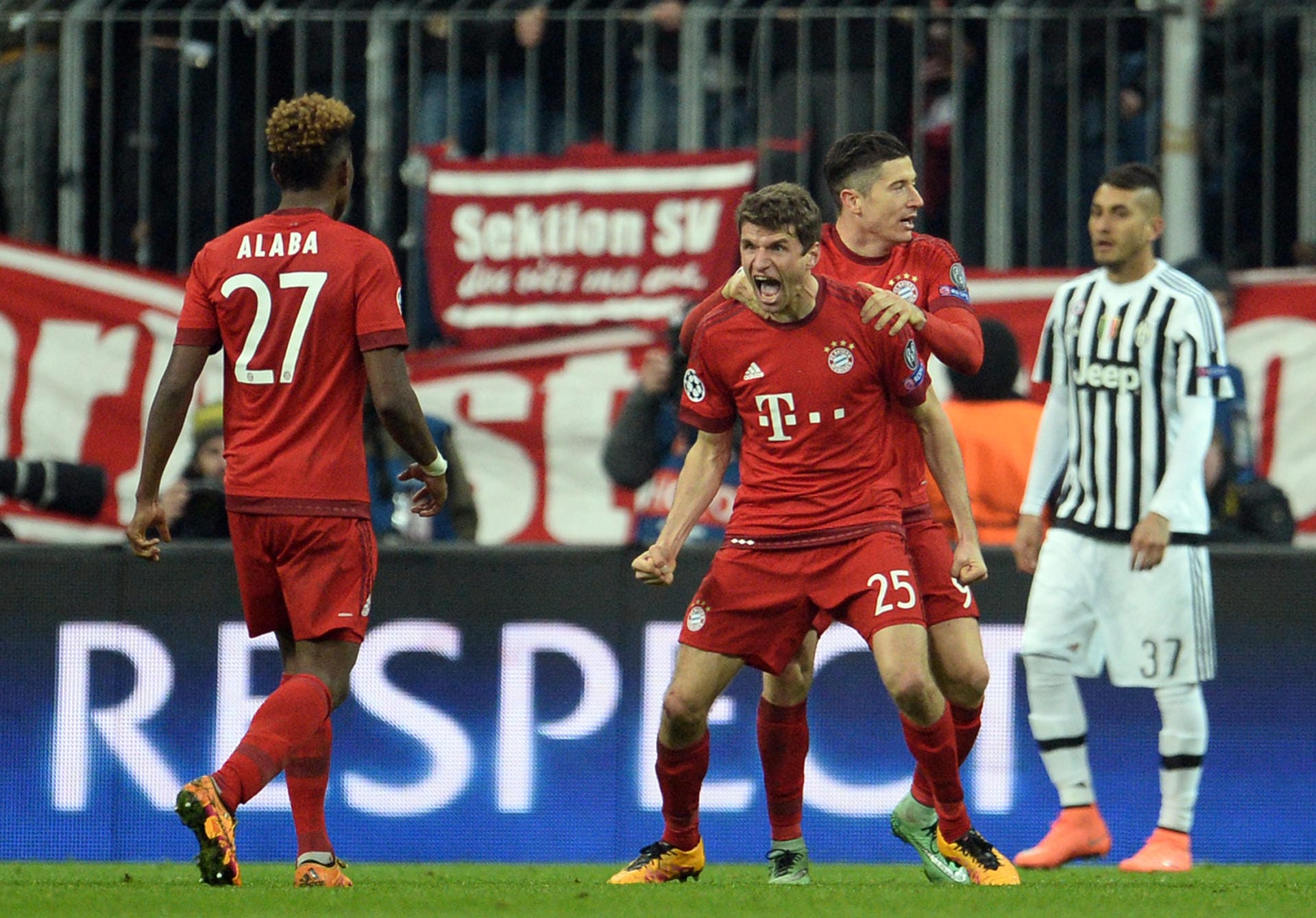 Und dann tatsächlich noch: Die Erlösung für den FCB durch Thomas Müller - der Bayern-Stürmer macht in letzter Minute das 2:2.