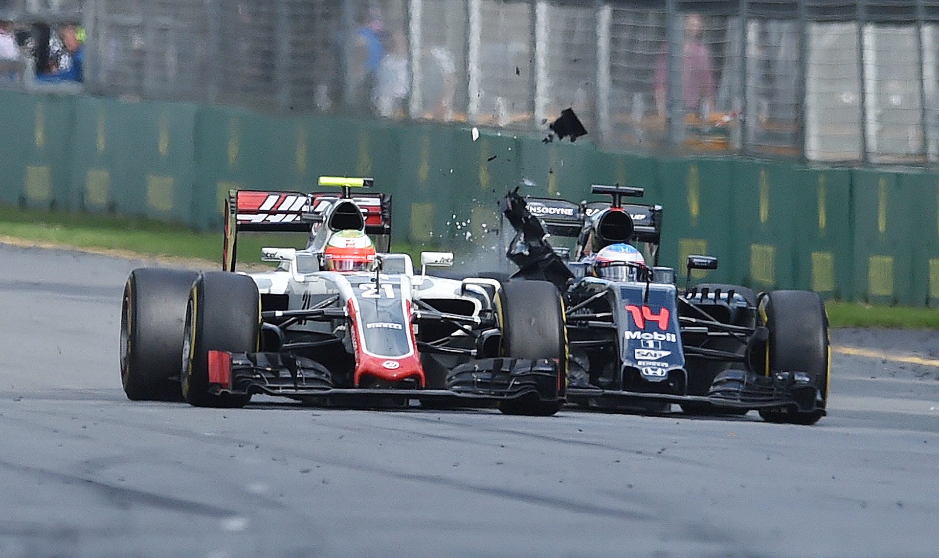 Der Anfang allen Übels: Fernando Alonso (rechts) kollidiert mit Haas-Pilot Esteban Gutierrez.