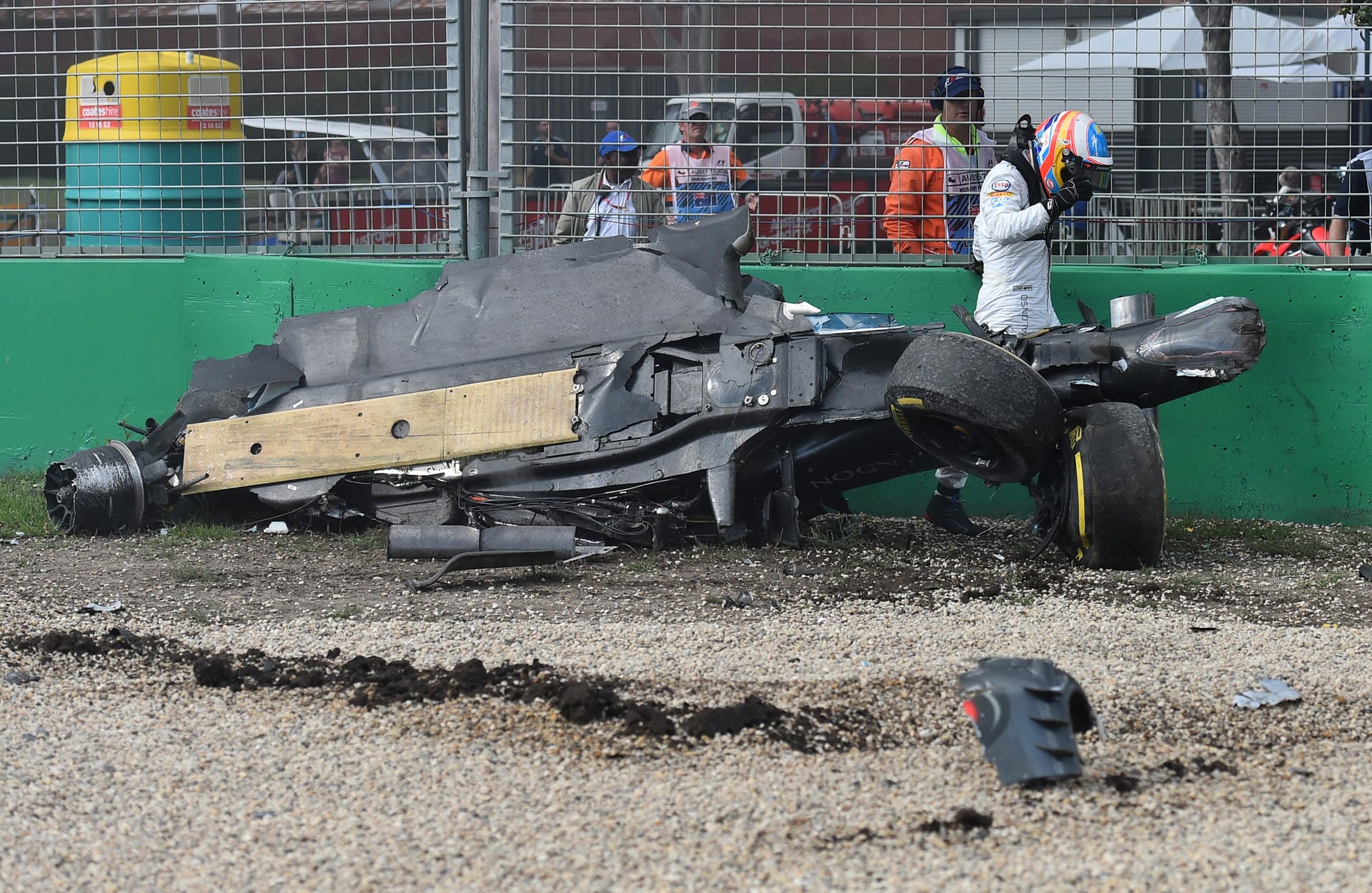 Von Alonsos Auto bleibt nach dem Unfall nur noch ein Schrotthaufen übrig. Unglaublich, dass der Spanier unverletzt aus dem Wrack aussteigen kann.