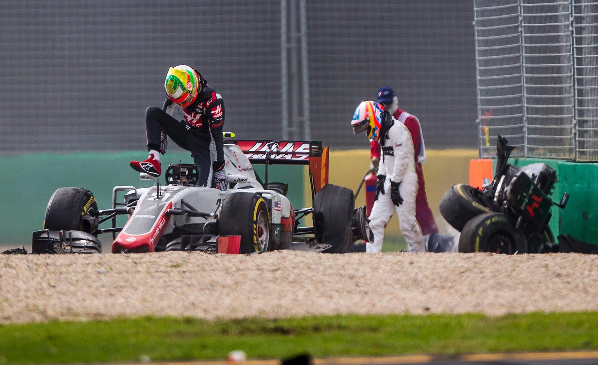 Mit gesenktem Kopf verlässt Alonso (rechts) die Unfallstelle. Daneben Esteban Gutierrez.