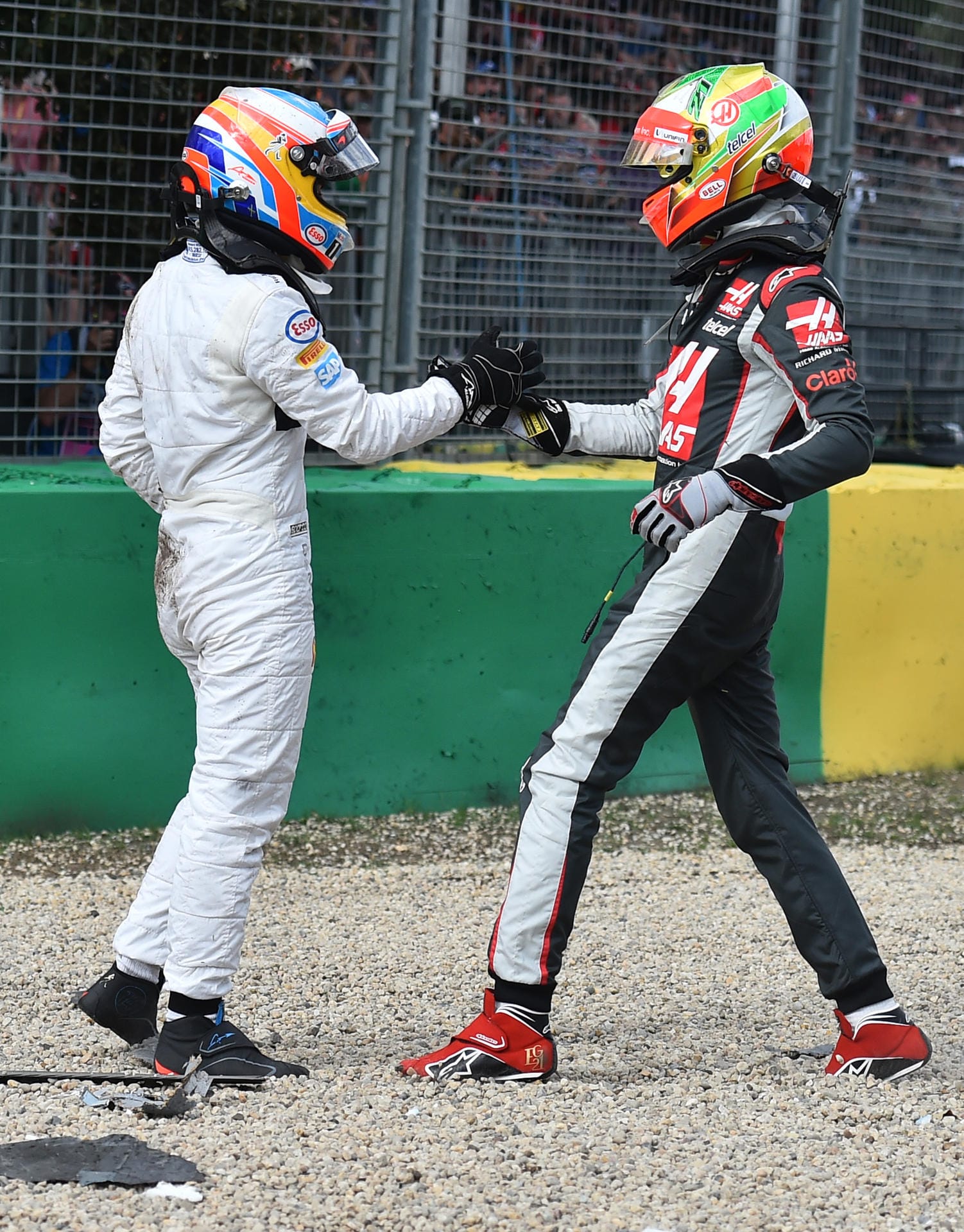 Faire Geste: Gutierrez (links) geht sofort zu Alonso und erkundigt sich, ob bei ihm alles okay ist.
