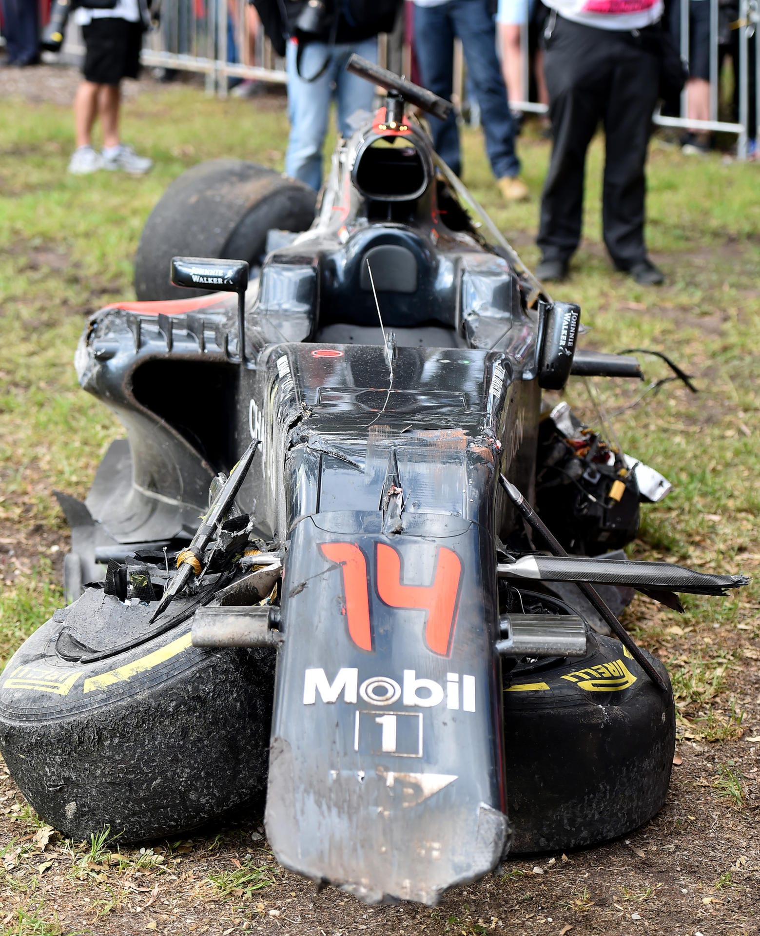Nur noch das Chassis ist von Alonsos Auto zu sehen. Zum Glück sind die Formel-1-Autos heutzutage sehr sicher. Vor 20 Jahren hätte der Spanier den Crash wohl nicht überlebt.