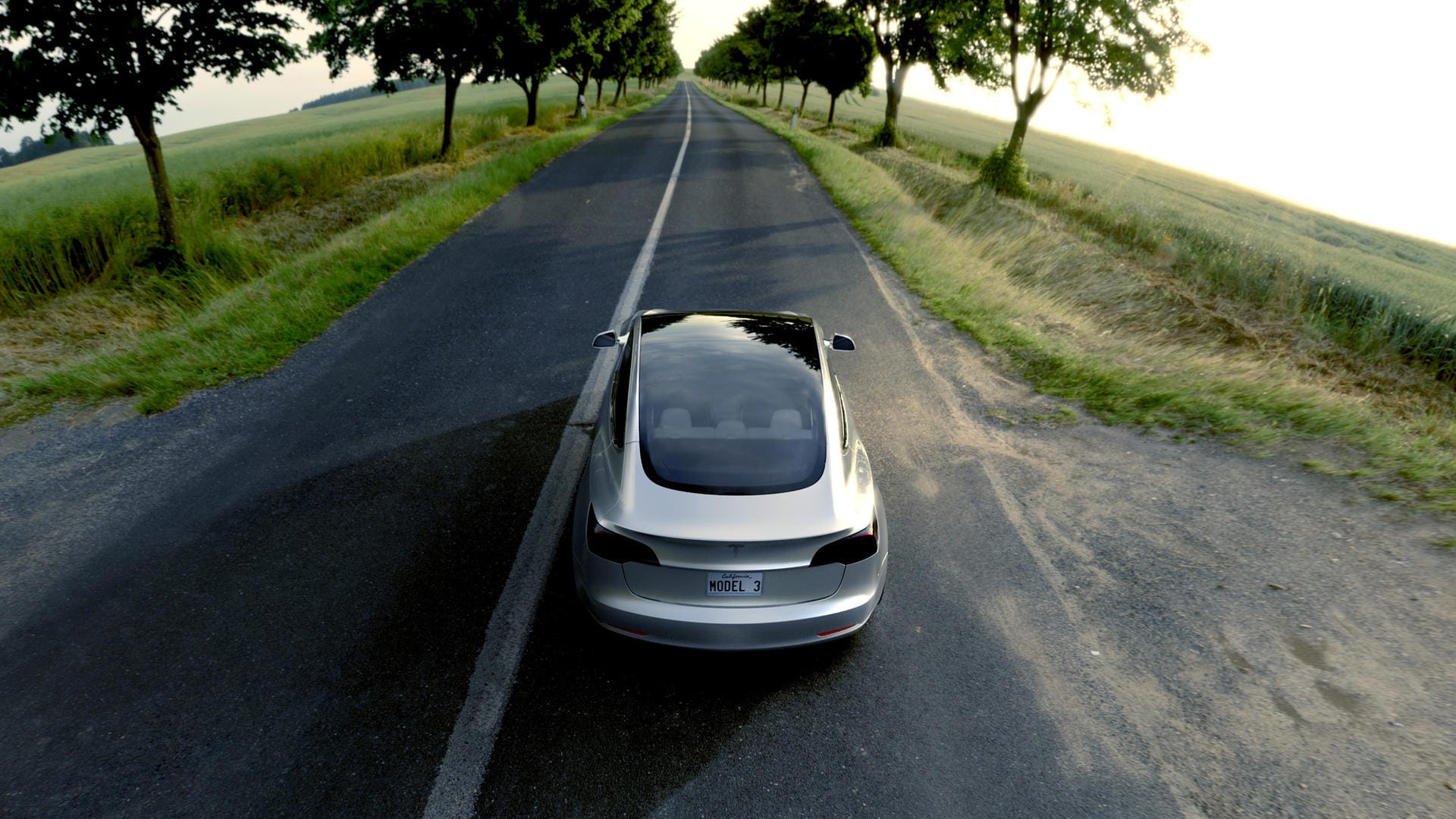 Tesla selbst spricht von einer Reichweite von etwa 345 Kilometern. Das ist deutlich mehr, als fast alle Stromer aktuell bieten.