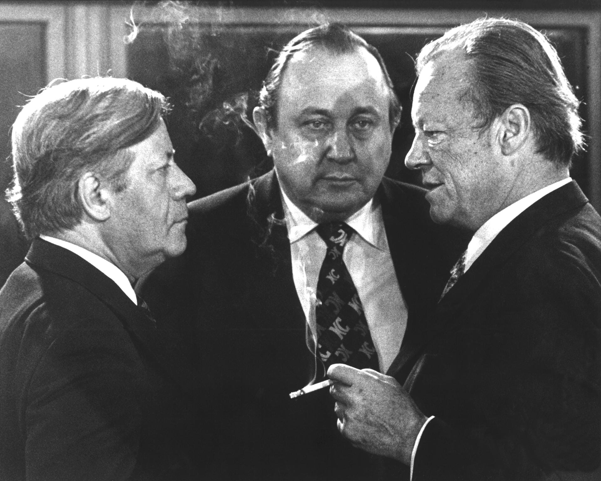 Genscher (Mitte) 1976 mit Bundeskanzler Helmut Schmidt (SPD) (li.) und dem SPD-Vorsitzenden Willy Brandt im Bonner Kanzleramt.
