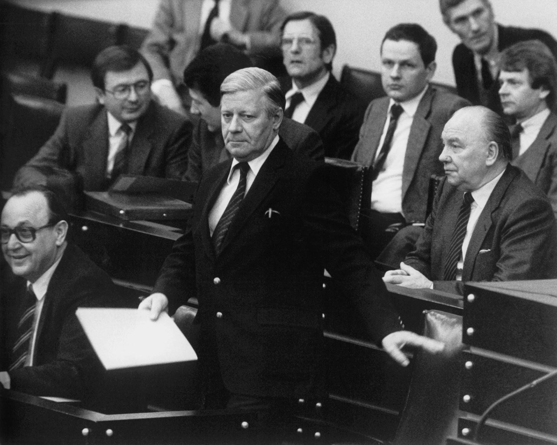 Am 1. Oktober 1982 wurde Kanzler Helmut Schmidt (SPD) per Misstrauensvotum gestürzt und durch Helmut Kohl (CDU) ersetzt. Links neben Schmidt sitzt Hans-Dietrich Genscher.
