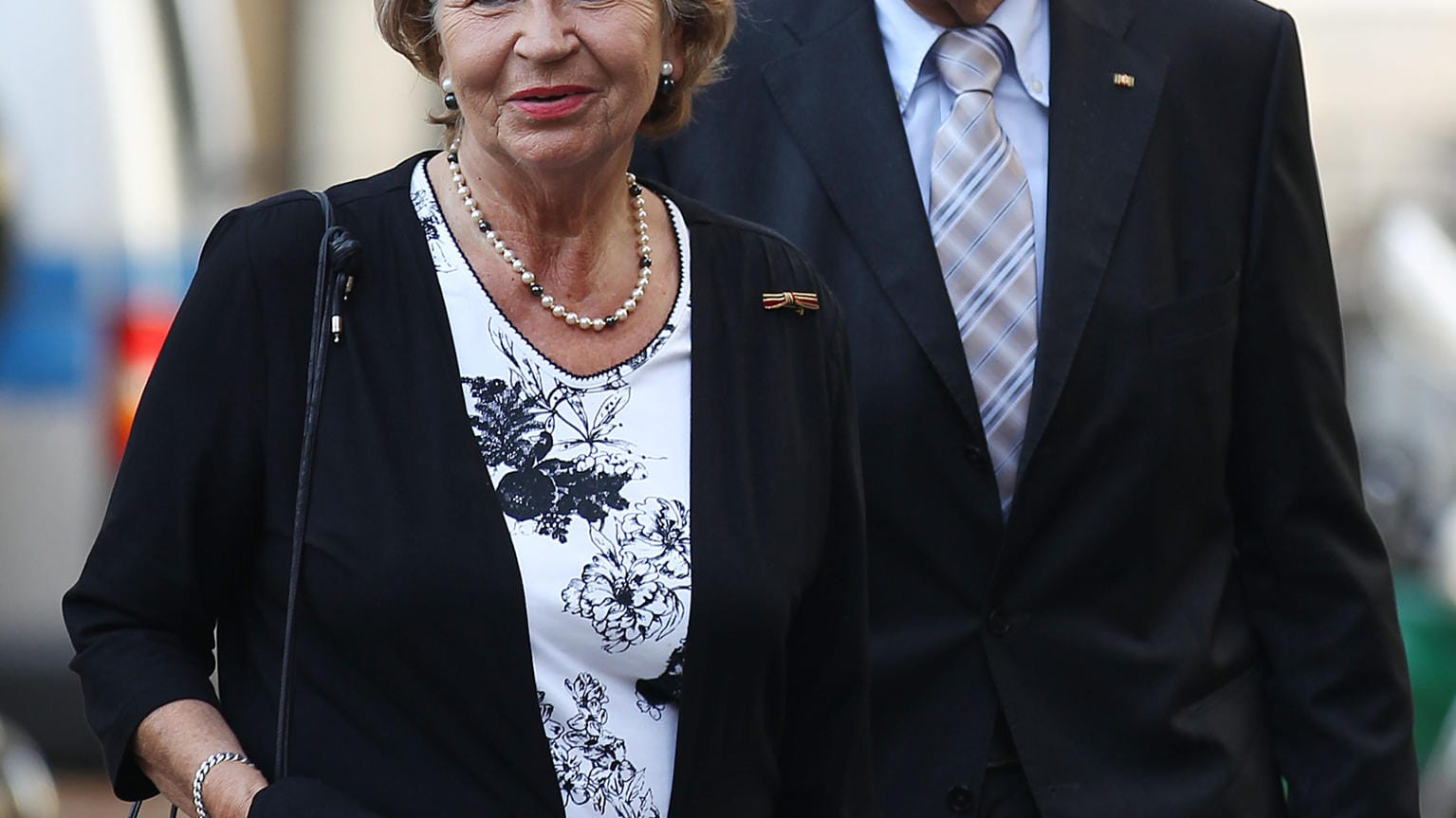 Hier kommt der ehemalige Außenminister mit seiner Frau Barbara im Jahr 2011 in Bonn zum Gottesdienst im Rahmen der Feierlichkeiten zum "Tag der Deutschen Einheit".