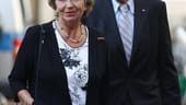 Hier kommt der ehemalige Außenminister mit seiner Frau Barbara im Jahr 2011 in Bonn zum Gottesdienst im Rahmen der Feierlichkeiten zum "Tag der Deutschen Einheit".