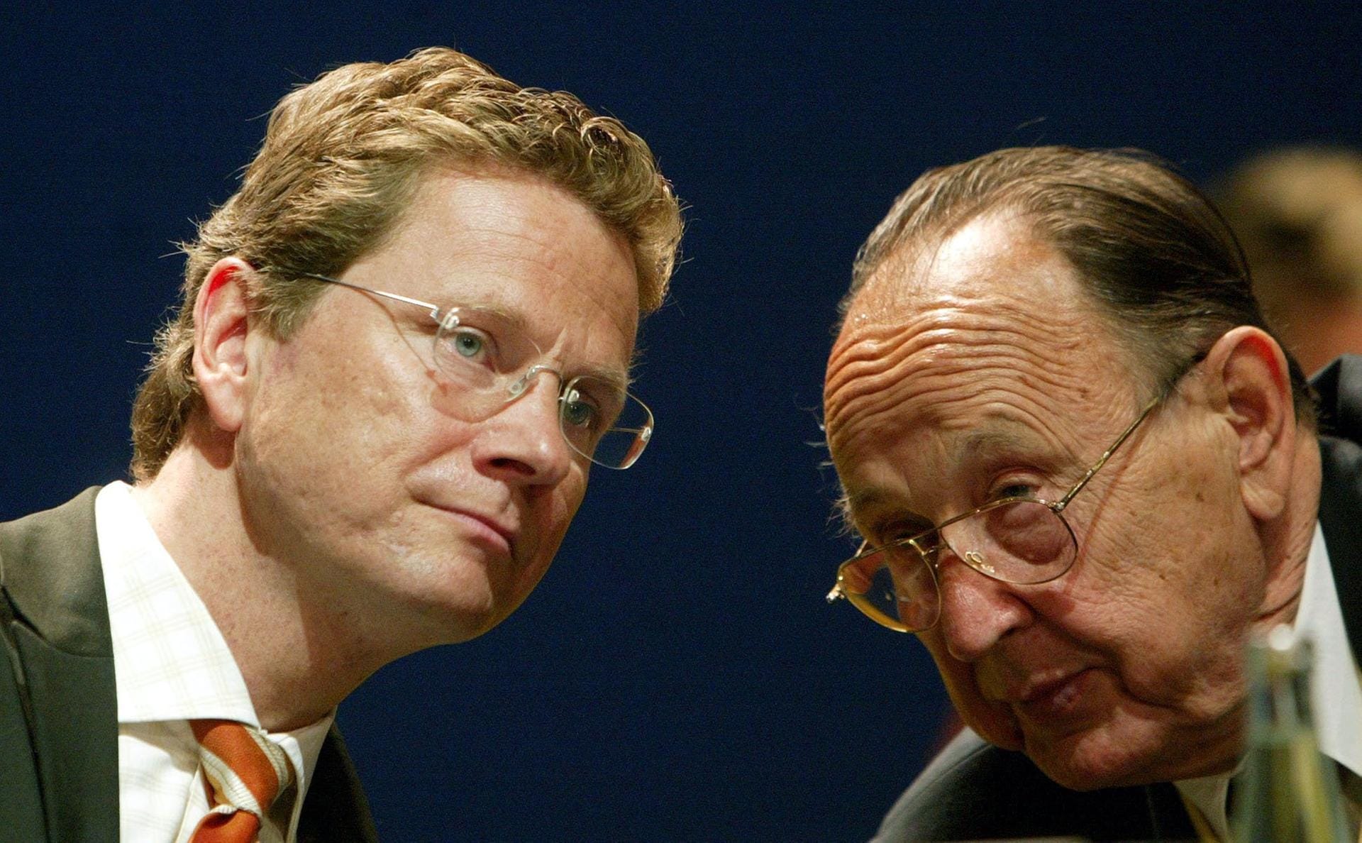 Der FDP-Bundesvorsitzende Guido Westerwelle (l) spricht 2004 auf dem Parteitag in Dresden mit dem Ehrenvorsitzenden Genscher.