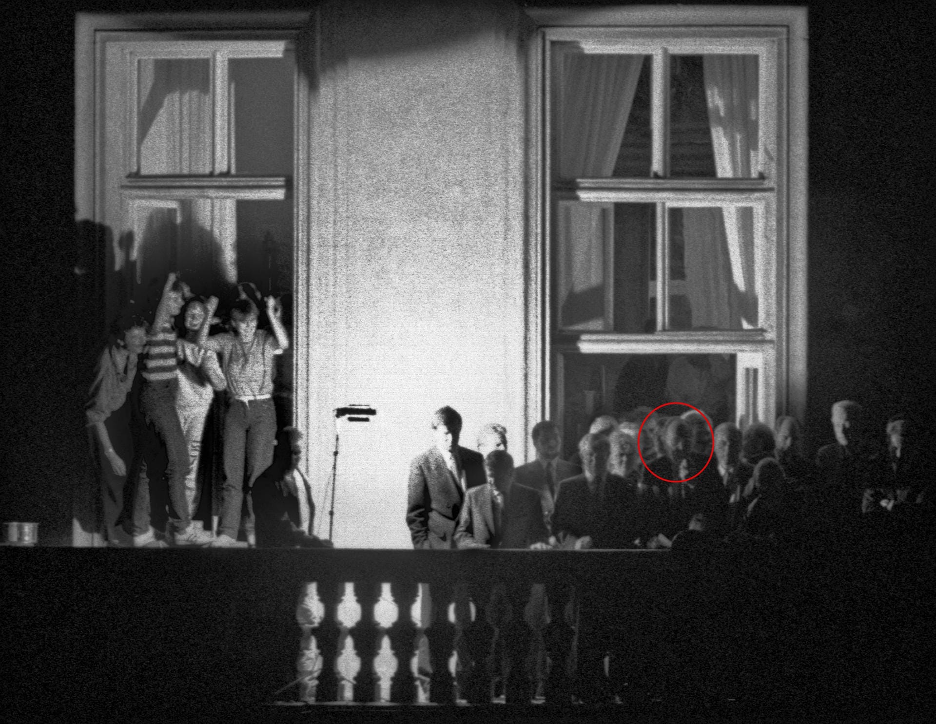 Ein historischer Moment seiner Amtszeit als Außenminister: Genscher verkündete am 30. September 1989 vom Balkon der deutschen Botschaft in Prag den 4000 Flüchtlingen aus der DDR, dass die Regierung ihrer Ausreise zugestimmt habe.