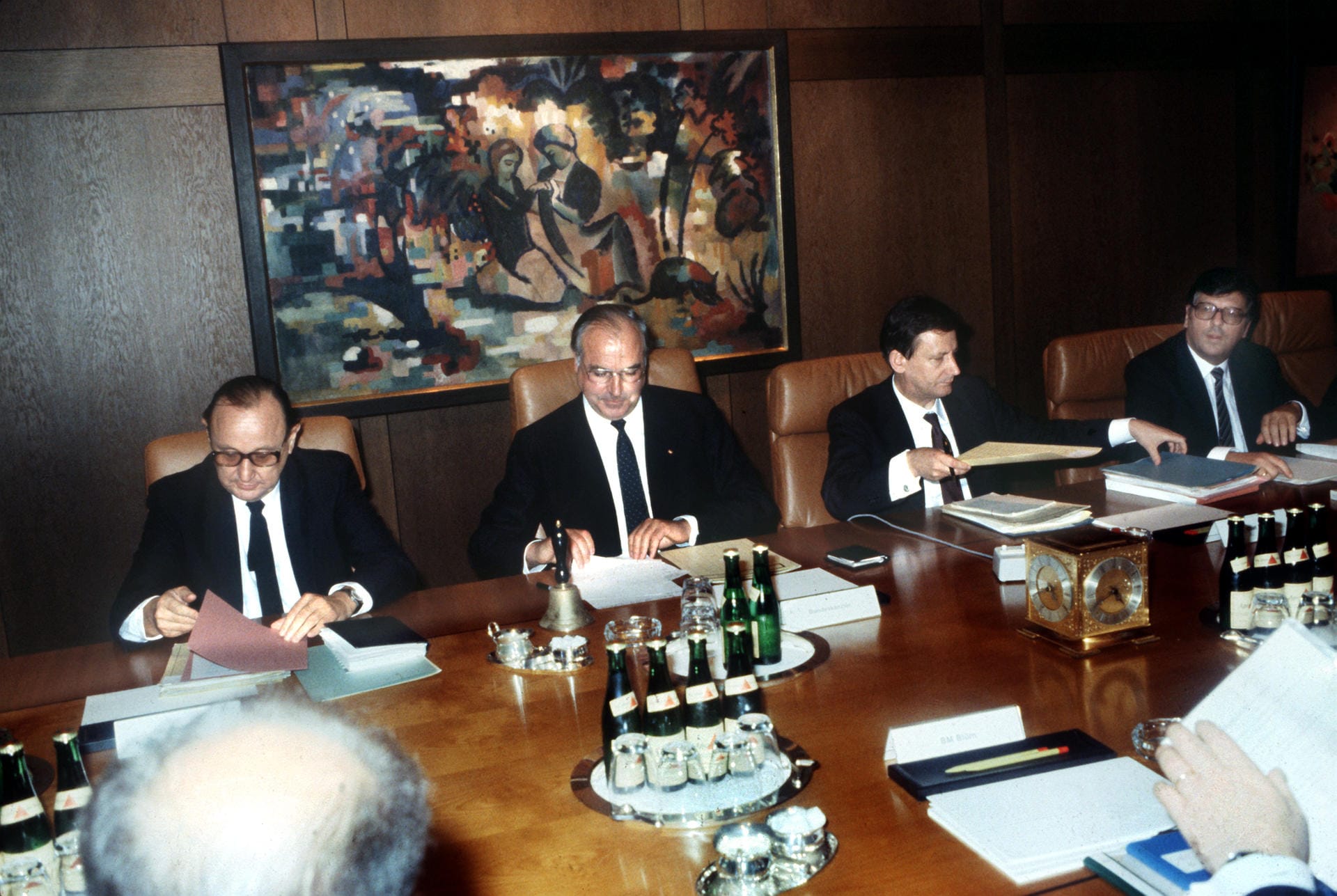 Am 4. Oktober 1982 trat das neue Kabinett unter Bundeskanzler Helmut Kohl (2. v.l.) in Bonn zum ersten Mal zusammen. Links neben ihm der Bundesaußenminister und Vizekanzler Hans-Dietrich Genscher.