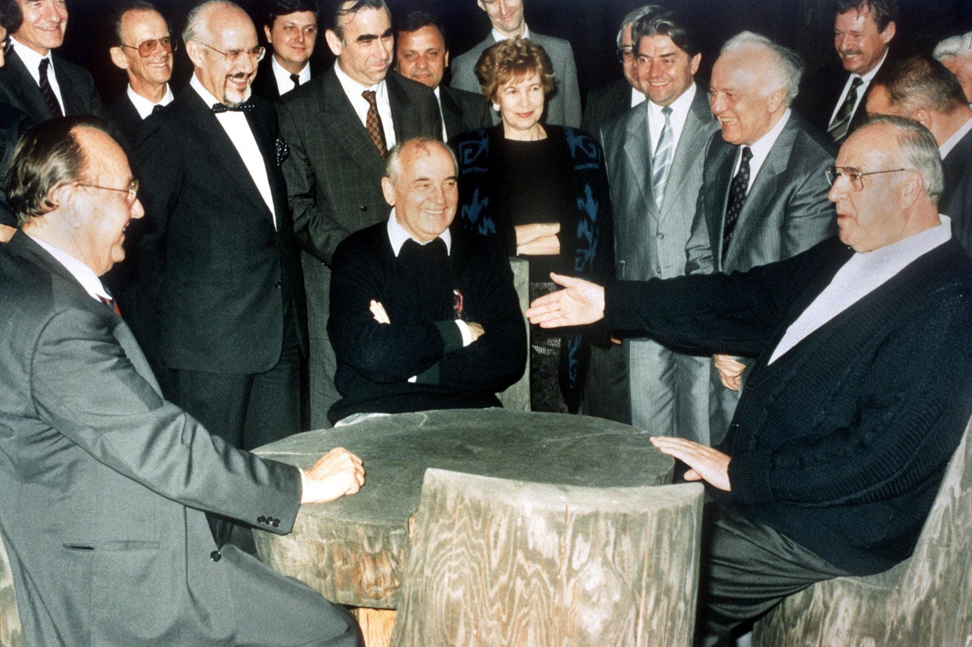 Genscher (li.) gilt als Architekt der deutschen Einheit. Hier spricht er am 15. Juli 1990 mit Bundeskanzler Helmut Kohl (r), und dem sowjetischen Staatspräsident Michail Gorbatschow (Mitte) im Garten von Gorbatschows Gästehaus in Archys, Russland.
