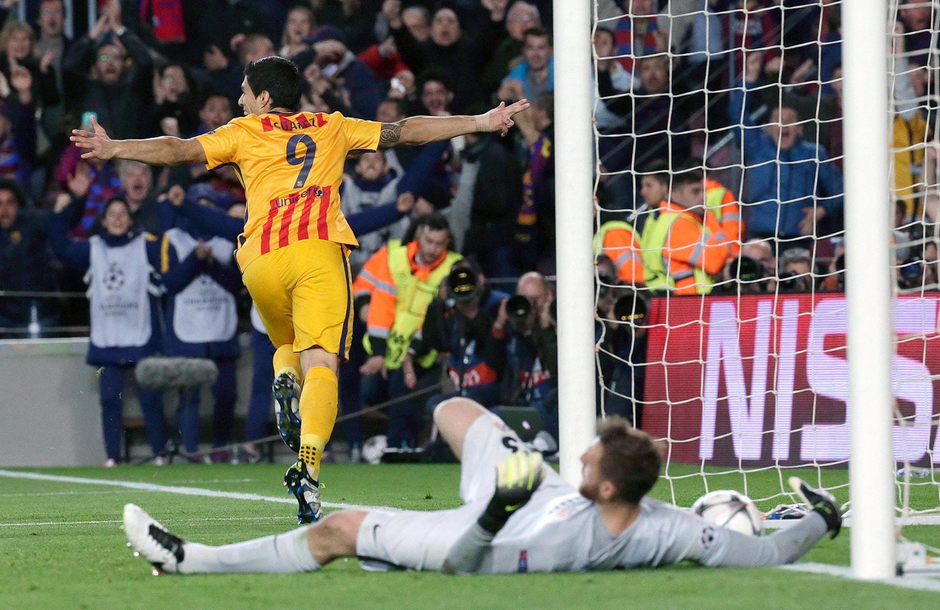 In Überzahl hat Barca dann wesentlich leichteres Spiel. Zwei Treffer von Luis Suarez sorgen für einen knappen Hinspiel-Erfolg für die Katalanen.