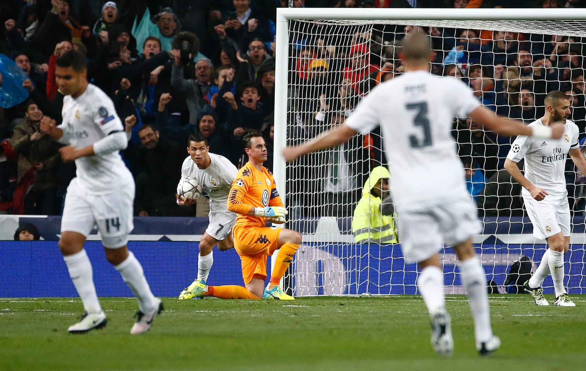 Schnell den Ball schnappen und weiter geht es: Cristiano Ronaldo trifft schon nach wenigen Minuten zum 1:0 für Real.