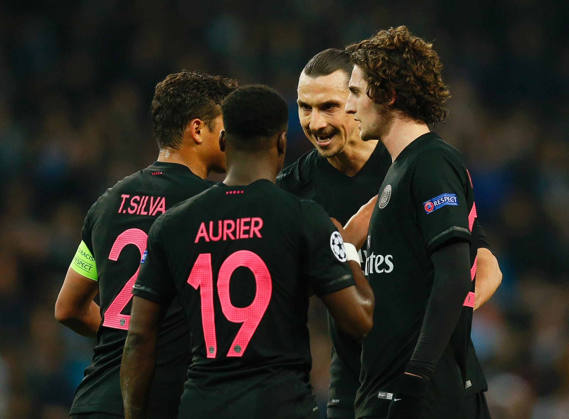 Der Boss schwört sein Team ein: In Manchester hören die PSG-Mitspieler auf das, was Zlatan Ibrahimovic (2. v. re.) sagt.