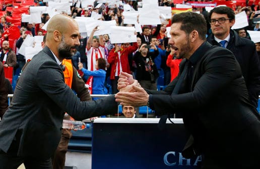 Die Hand drauf: Bevor es in Madrid im Halbfinal-Hinspiel der Champions League losging, zollten sich Bayern-Trainer Pep Guardiola (links) und sein Atlético-Kollege Diego Simeone gegenseitigen Respekt.