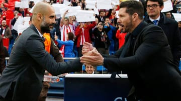 Die Hand drauf: Bevor es in Madrid im Halbfinal-Hinspiel der Champions League losging, zollten sich Bayern-Trainer Pep Guardiola (links) und sein Atlético-Kollege Diego Simeone gegenseitigen Respekt.