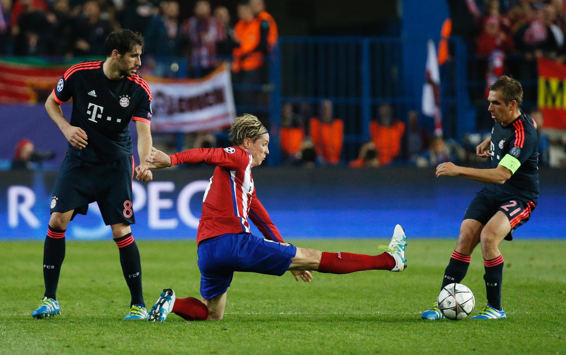 Gestrecktes Bein: Die Bayern (links Javi Martinez, rechts Philipp Lahm) wurden in der zweiten Halbzeit immer stärker und bestimmten die Partie. Madrid lauerte auf Konter durch Fernando Torres (Mitte).