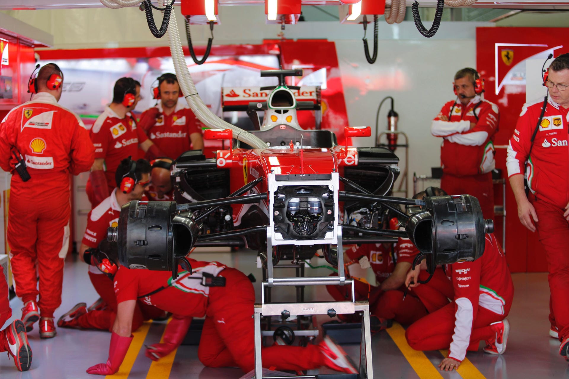 Zwar raste Vettel im zweiten freien Training auf den zweiten Platz. Es gab aber wieder Probleme mit seinem Auto. Die Mechaniker mussten ein neues Getriebe verbauen. Die Folge: Startplatz-Strafe für den Heppenheimer im Rennen.