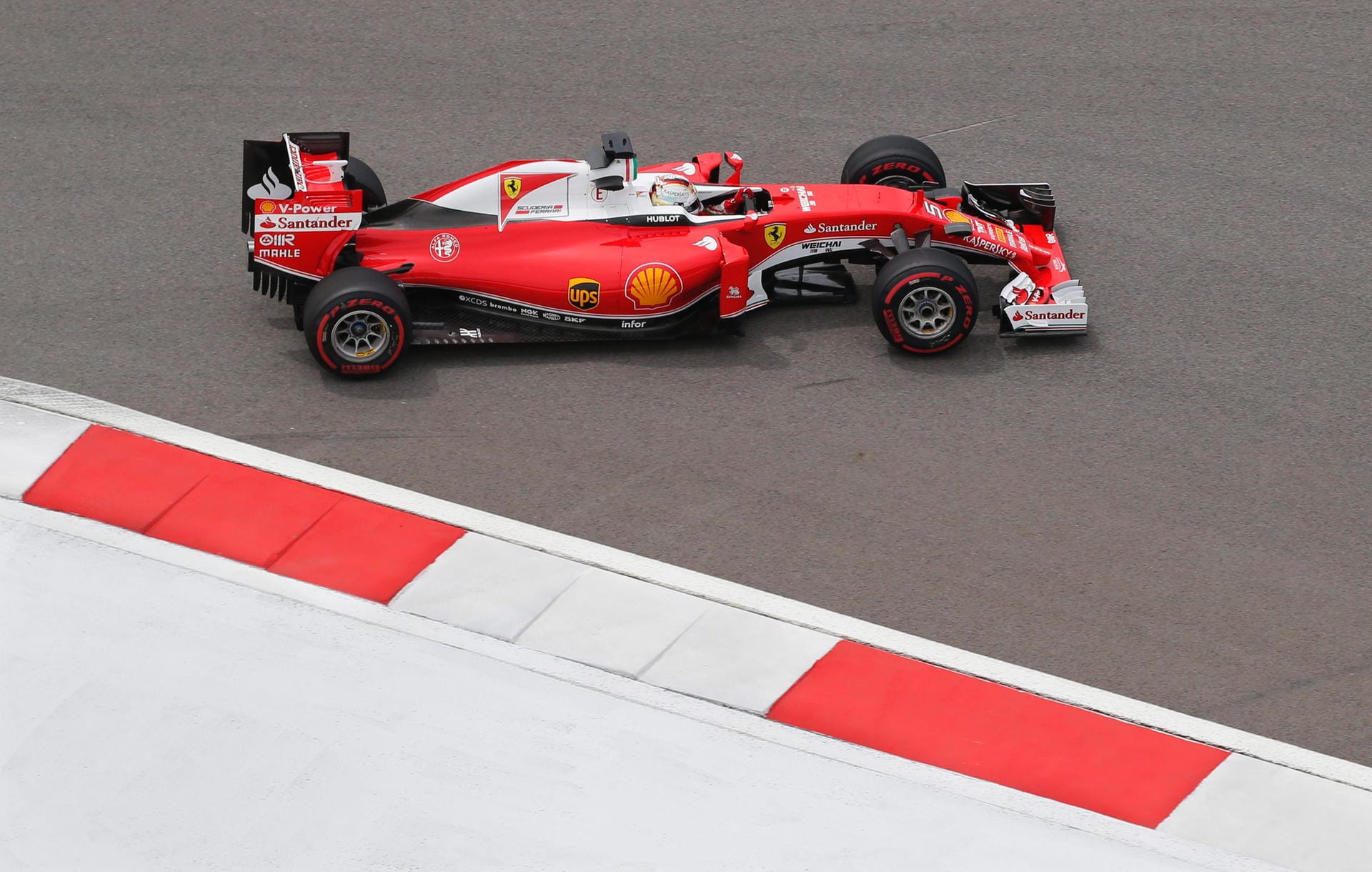 Sebastian Vettel bezahlte derweil trotz der zweitbesten Zeit in Q3 (+0,842 Sekunden) die Zeche für seinen rabenschwarzen Freitag: Der Heppenheimer wurde wegen eines Getriebewechsels um fünf Startplätze auf Rang sieben zurückversetzt.