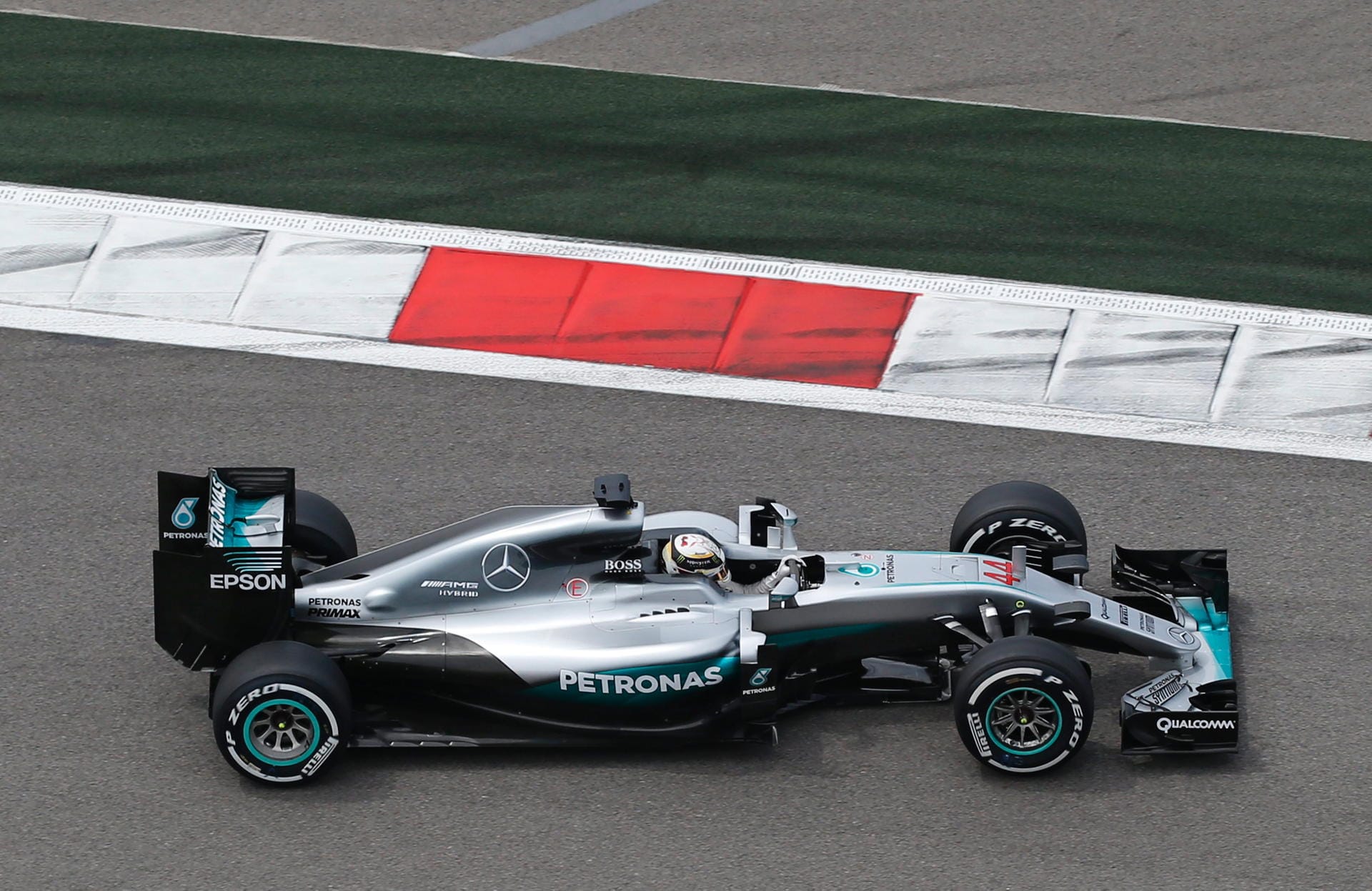 Noch schlimmer erwischte es Rosberg-Kollege Lewis Hamilton: Der Weltmeister konnte wegen Motorproblemen nicht mehr am letzten Abschnitt des Qualifyings teilnehmen. Der Engländer geht damit bestenfalls von Rang zehn ins Rennen - sollte Mercedes den kompletten Motor austauschen müssen, stünde der Weltmeister wie vor zwei Wochen gar nur auf dem letzten Startplatz.