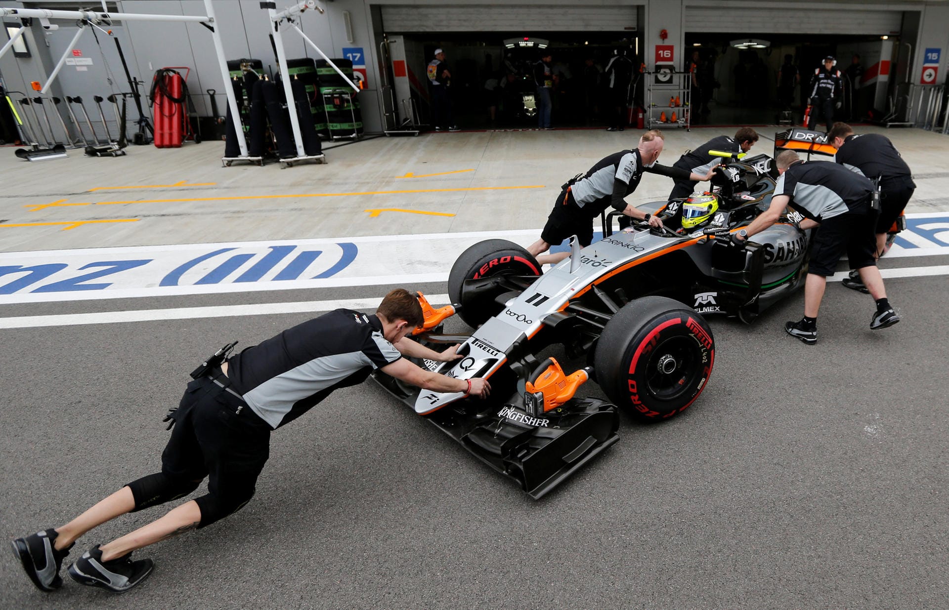 Schwerstarbeit bei Force India: So ein Formel-1-Auto muss erst einmal bewegt werden.