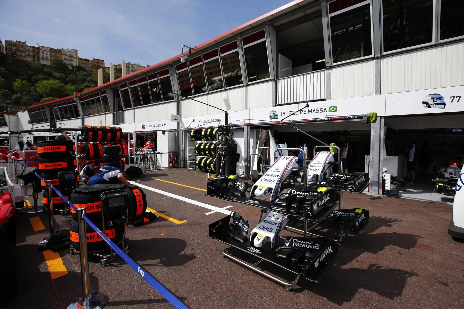 Begrenzter Arbeitsplatz: In den Team-Boxen geht es in Monaco wie jedes Jahr eng zu.