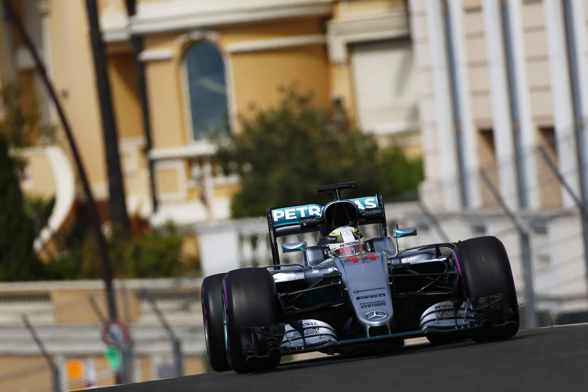 Schnell unterwegs: Die Bestzeit im ersten Training holte sich Weltmeister Lewis Hamilton im Mercedes.