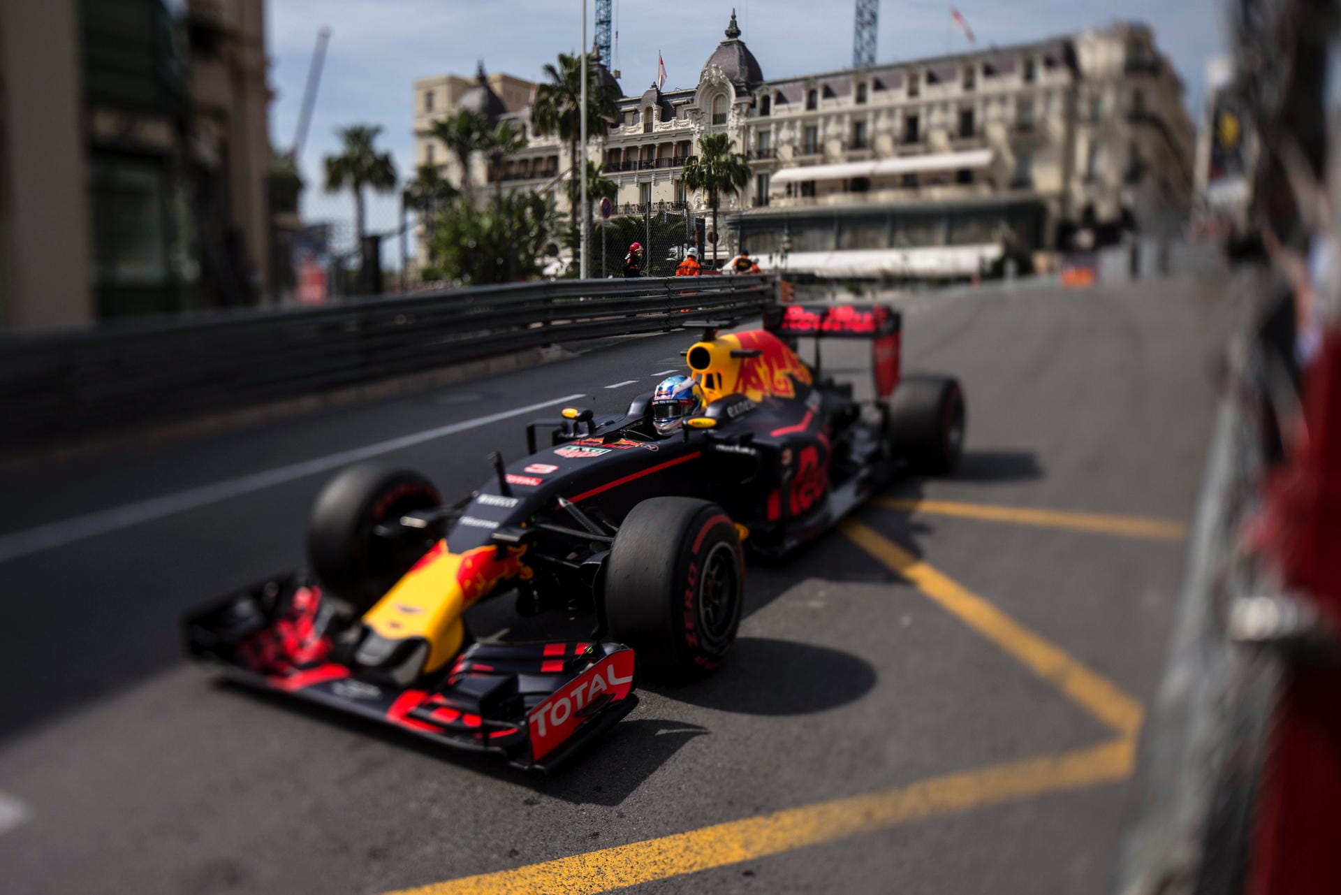 Bärenstark unterwegs: Im zweiten Training brannte Red-Bull-Pilot Daniel Ricciardo die absolute Bestzeit in den Asphalt.