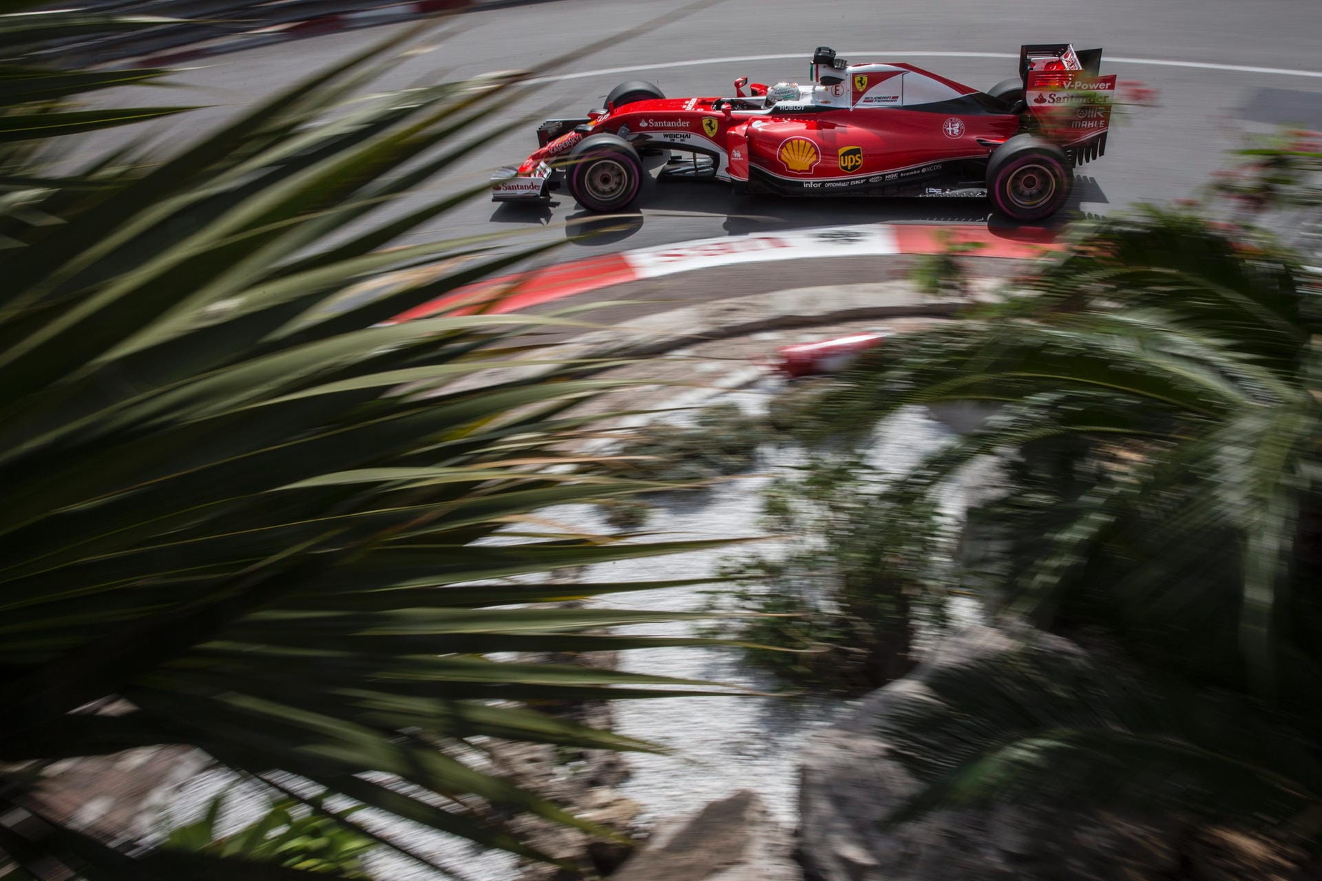 Sebastian Vettel manövriert seinen Ferrari gekonnt durch die Häuserschluchten des Fürstentums.
