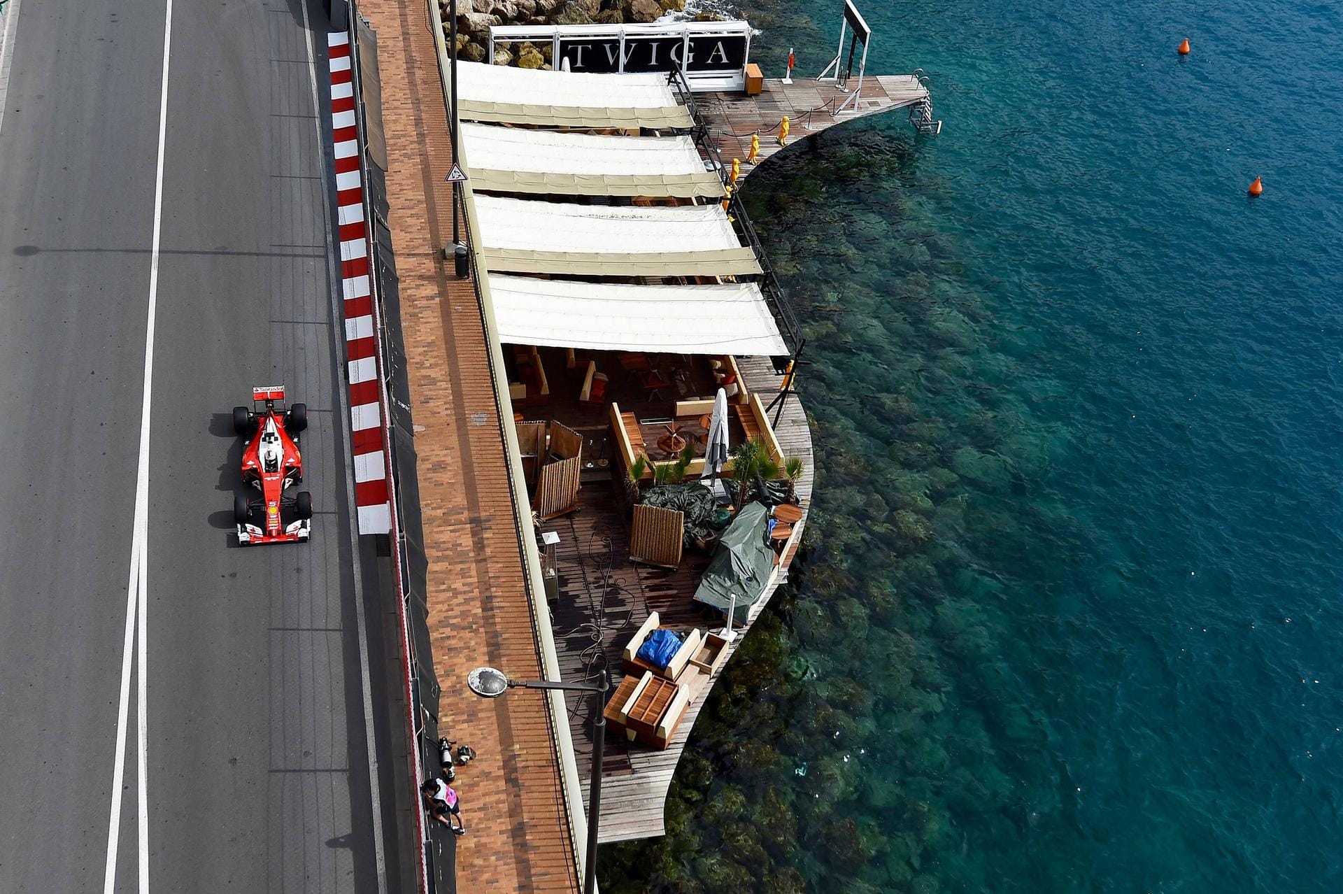 Die atemberaubende Aussicht auf das türkisfarbene Wasser konnte Sebastian Vettel beim Großen Preis von Monaco während des dritten freien Trainings leider nicht genießen.