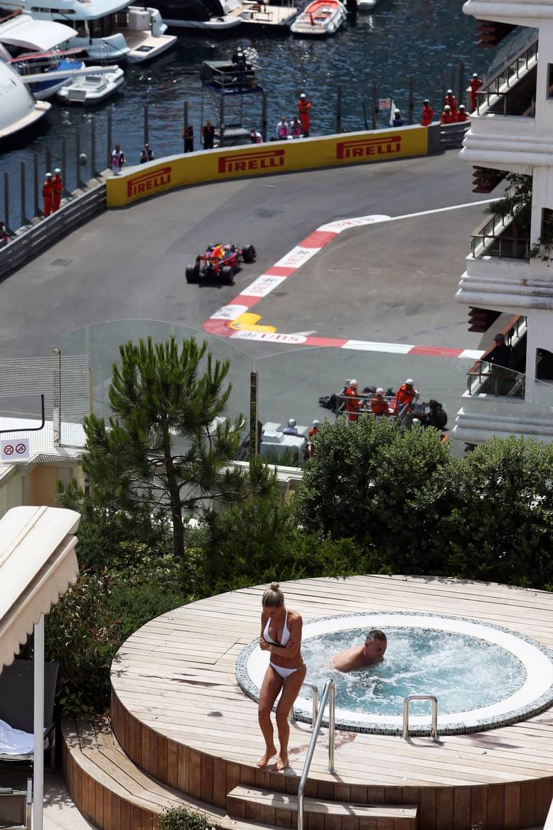 Blick vom Freiluft-Whirpool auf die Rennstrecke: Das gibt es so wohl nur in Monaco.
