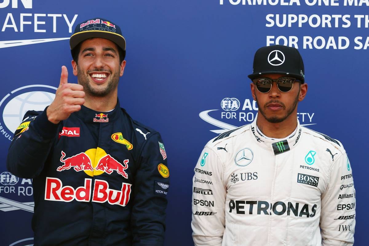 Daniel Ricciardo hat gut lachen: Der Australier war im Qualifying der Schnellste, Lewis Hamilton (re.) startet von Rang drei ins Rennen.