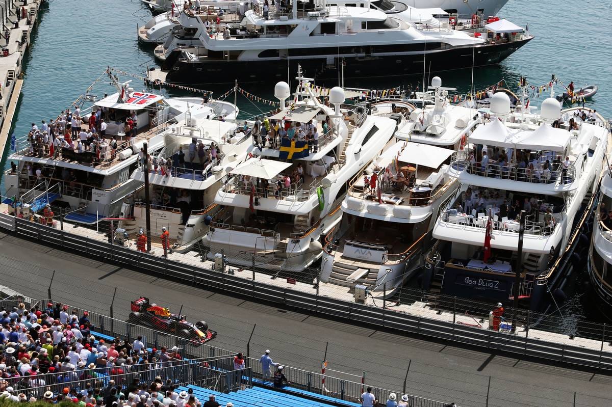 Während sich Max Verstappen im Red Bull voll konzentrieren muss, genießen die zahlreichen VIPs auf den Luxusyachten im Hafen das schöne Wetter.
