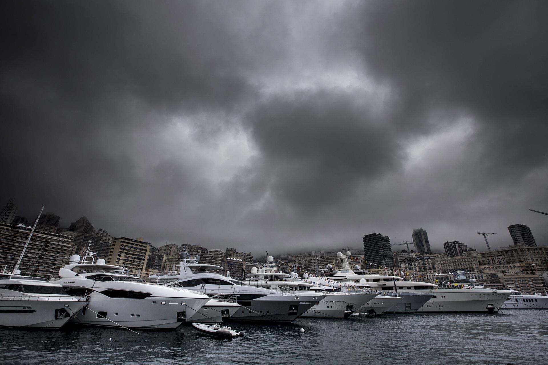 Düstere Regenwolken hängen über Monaco und versprechen das Rennen spannend zu machen.