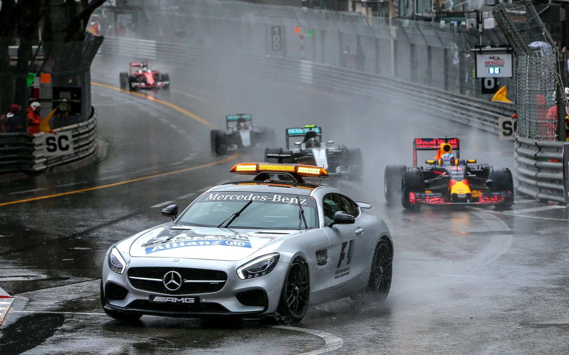 Regen, Regen, Regen - Das Rennen in Monaco beginnt hinter dem Safety Car.
