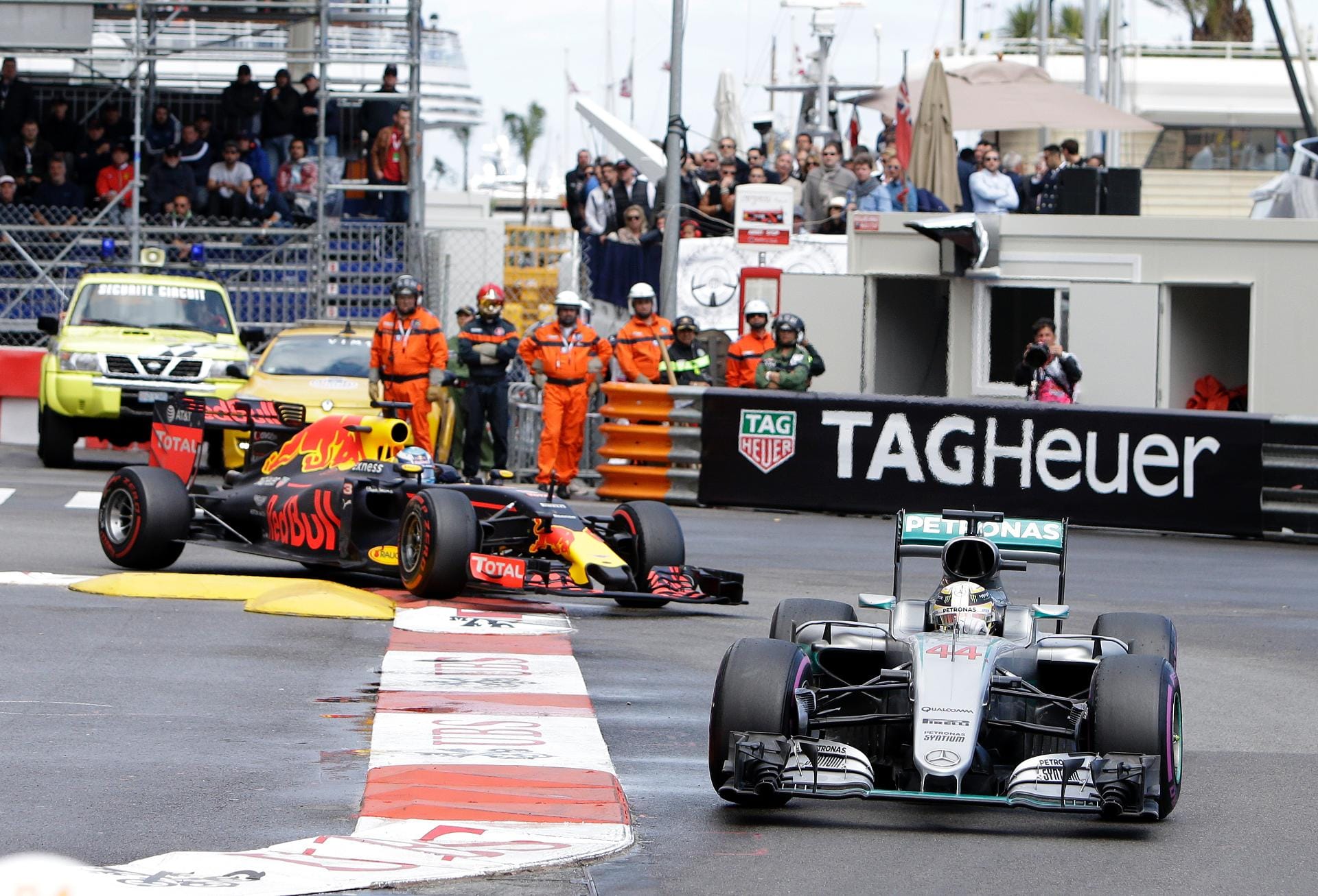 Die Strecke trocknet im Laufe des Rennens ab. Und hätte die Crew von Daniel Ricciardo nicht einen Boxenstopp verpatzt, hätte der Australier wahrscheinlich gewonnen. Doch so hat am Ende Lewis Hamilton die Nase vorn.
