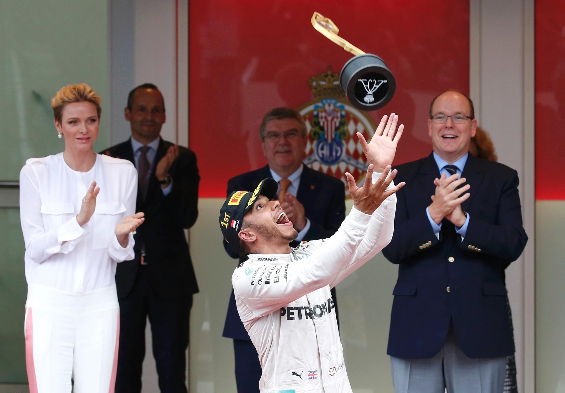 Erster Saisonsieg für den Weltmeister: Lewis Hamilton feiert ausgelassen.