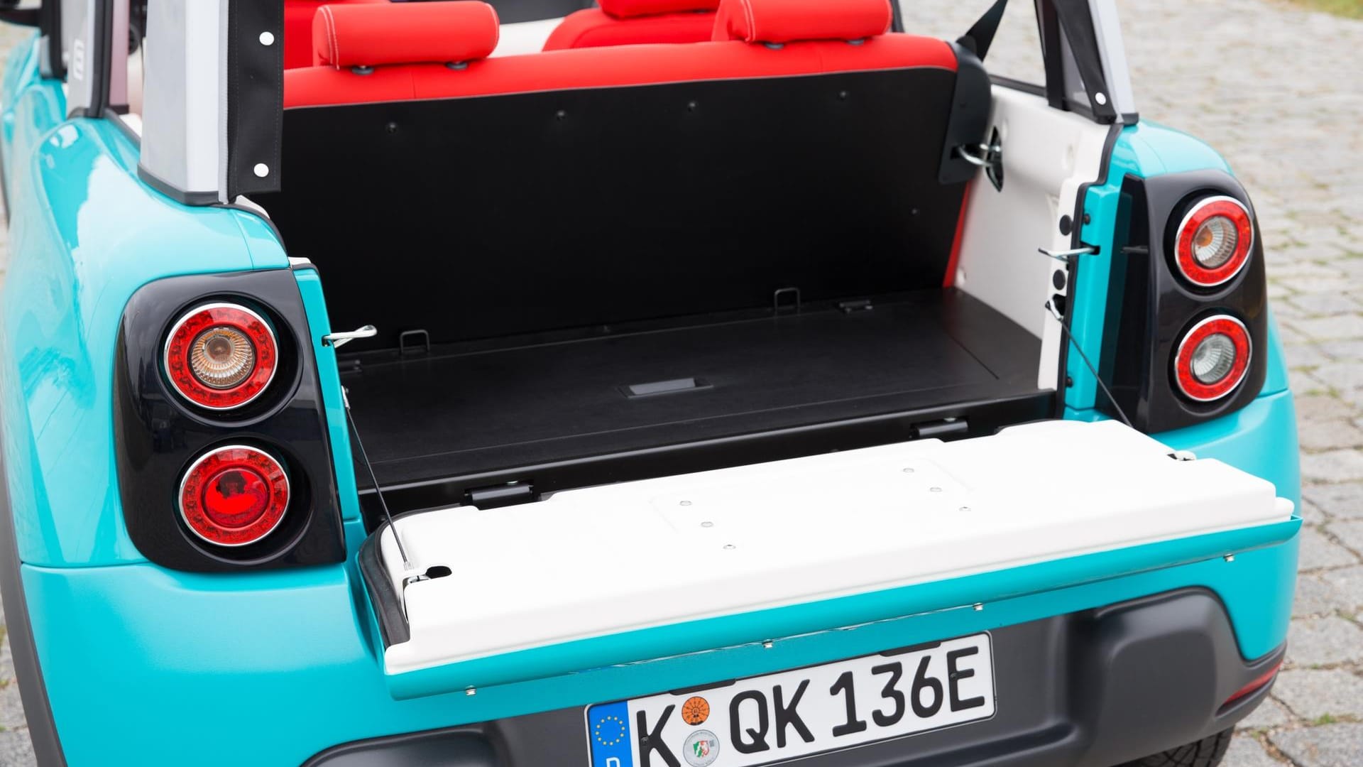 Hinten ist beim e-Mehari etwas Raum für die Strandtasche.