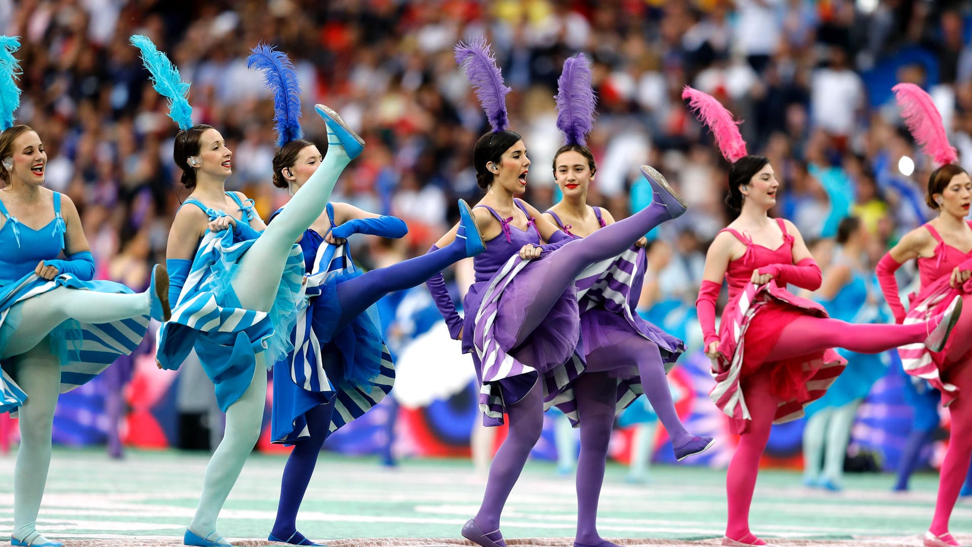 Folklore, 150 Tänzerinnen und ein Star-DJ als Anheizer: Vor dem sportlichen Auftakt eröffnen die Franzosen ihre EM 2016 farbenfroh und bester Laune. Vor 80.000 Zuschauern im Stade de France von Saint-Denis wird in der 16-minütigen Showeinlage die völkerverbindende Wirkung des Fußballs hervorgehoben - und Cancan getanzt.