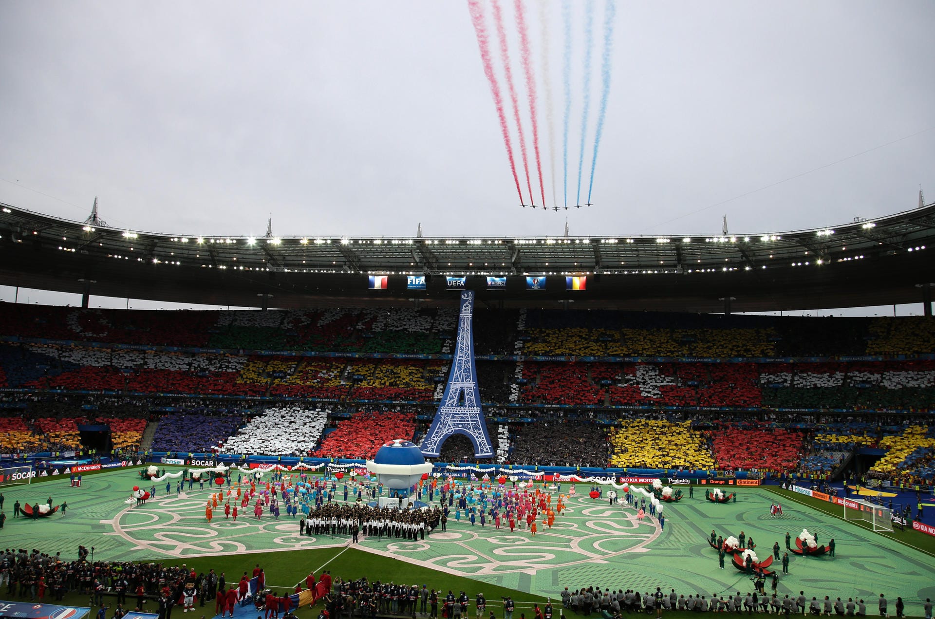 Zum Ende zaubert die Patrouille de France mit ihren Flugzeugen die Tricolore an den Himmel.